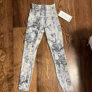 New with tag Lululemon 25” leggings with pockets.